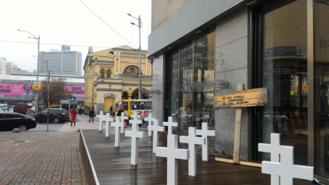 В центре Киева установили импровизированное кладбище. Фото: Олег Черныш 