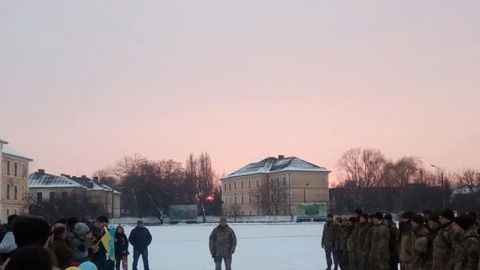 Родные с флагами Украины встречали военных. Фото: facebook.com/gregor.vitaliy