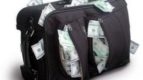 Валіза  була наповнена 50-доларовими банкнотами на суму близько мільйона доларів США.