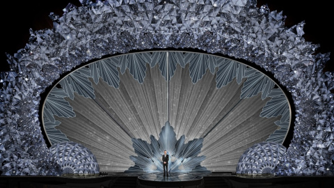 Дизайнер решил создать арку с использованием 45 миллионов кристаллов Swarovski перед кулисой,дизайнер решил создать арку с использованием 45 миллионов кристаллов Swarovski перед кулисой.  Фото: architecturaldigest.com