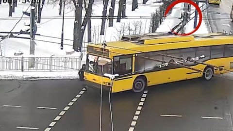 Троллейбус сбил женщину. Скриншот видео
