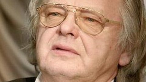 Антонова ударили по лицу.