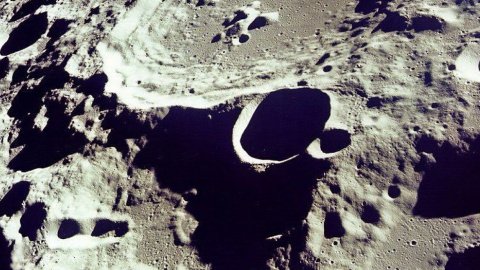 Тверду воду знайшли в самому холодному місці - в тіні кратерів. Фото: NASA