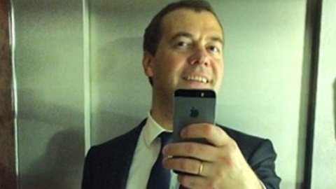 Взломавший Twitter Медведева блогер прошвырнулся по его почтовым ящикам