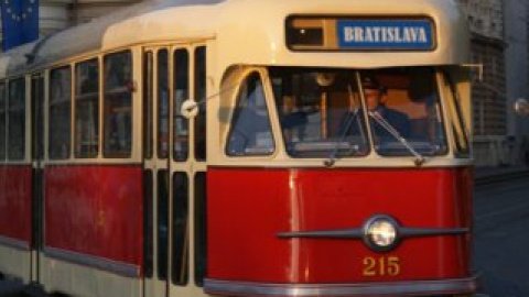 Двоє озброєних словаків спробували викрасти трамвай в Братиславі.