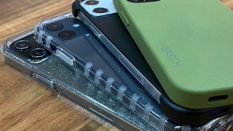 Макеты iPhone 12 в разных чехлах от сторонних производителей. Фото: 9to5Mac
