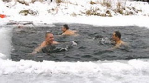 У цей день необхідно викупатися в ополонці.