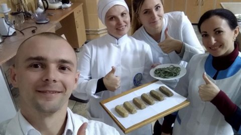 В Сумах приготовили батончики из сверчков. Фото: Facebook/Дмитрий Бидюк
