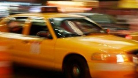 Після невдалої спроби пограбування чоловік взяв таксі і виїхав з місця події.