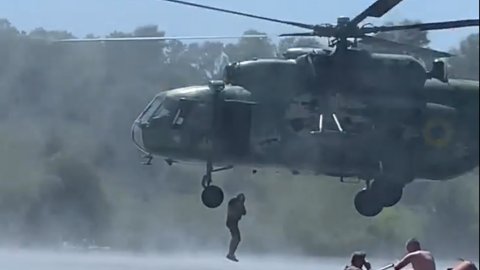 Військовий вертоліт на пляжі в Чугуєві. Скріншот: Букви/Ольга Силаєва