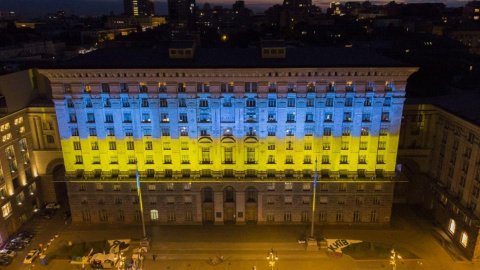 Здание КГГА подсветили сине-желтыми цветами в честь 30 годовщины поднятия украинского флага. Фото: КГГА
