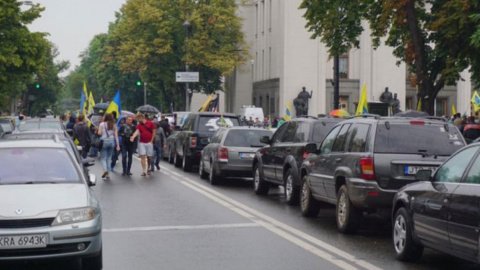 Митинг "евроблях" под Кабмином. Фото: pravda.com.ua