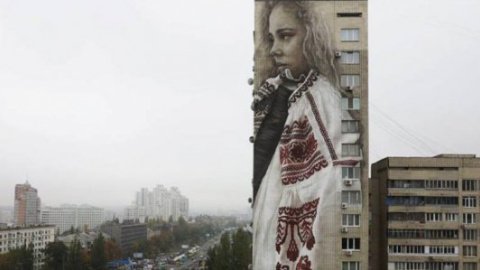 Мурал с изображением девушки в вышиванке украсил центр Киева. Фото: Facebook.com/geo.ya.1