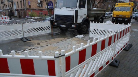 З пошкодженням фахівці планують впоратися протягом доби. Фото: kyivcity.gov.ua