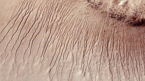 Ученые ломают голову над загадочным гигантским облаком на Марсе