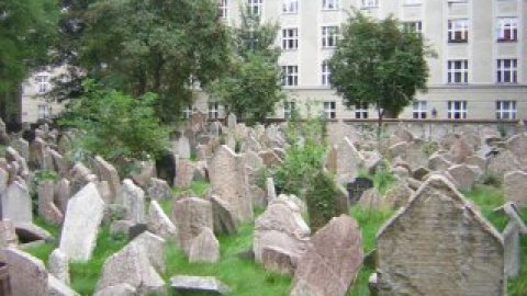 Поминальний камінь упав через те, що Лінк надто рвучко обійняв стовп, що підтримував конструкцію.