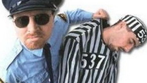Поліція виявила 35-річного чоловіка сплячим біля дверей.