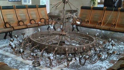 Опівдні люстри на підлозі вже не було, уламки скла прибрали. Фото: facebook.com/igor.evsikov