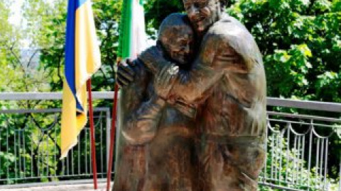 Памятник "Вечной любви" был установлен в Киеве 7 мая 2013 года.