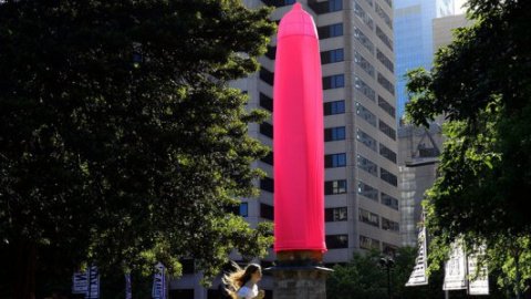 На обелиске в Сиднее установлен 18-метровый розовый презерватив