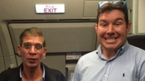 Британец сфотографировался с угонщиком самолета на память
