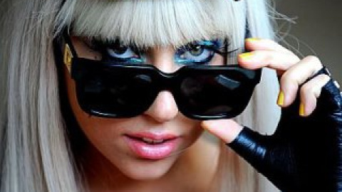У боротьбі за титул найкращої співачки Lady Gaga змогла обійти Бейонсе, Уїтні Х'юстон і Pink.