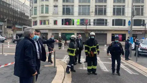 Мер Ніцци біля міста, де стався теракт 29 жовтня. Фото: twitter/cestrosi