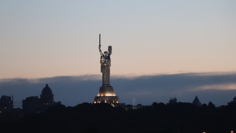 На щиті Батьківщини- матері почнуть встановлювати тризуб замість радянського герба