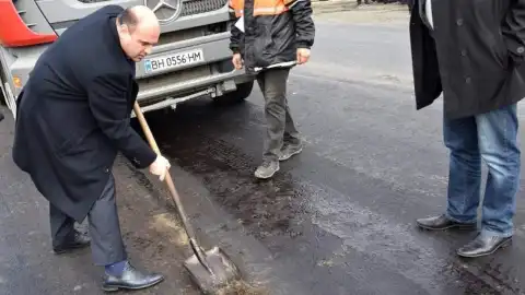 Мунтян спіймав "Полтавабудцентр" на порушенні стандартів при укладанні асфальту.