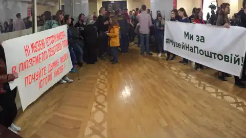 Музейщики вместе с "Азовом" протестуют в Киевсовете против ТРЦ на Почтовой площади