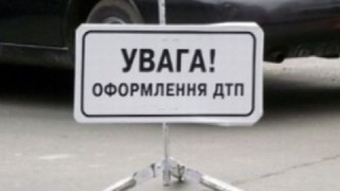 Викрадена машина врізалася в паркан.