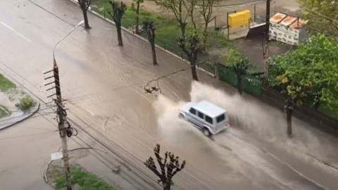 Мощная гроза в Черновцах повалила деревья и затопила улицы