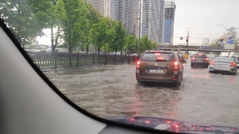 Сильный ливень затопил почти весь Киев: улицы залиты потоками воды