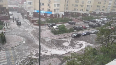 На Киев обрушилась сильная гроза с градом: на улицах образовался настоящий потоп