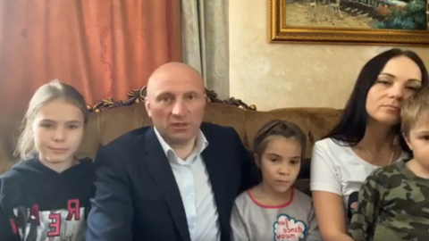 Мэр Черкасс Анатолий Бондаренко с семьей. Скриншот видео Facebook Анатолий Бондаренко