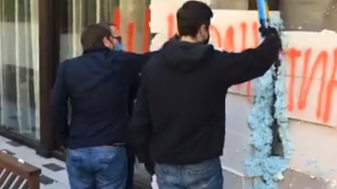 Люди Ляшко замурували вхід в "Велюр". Скріншот відео