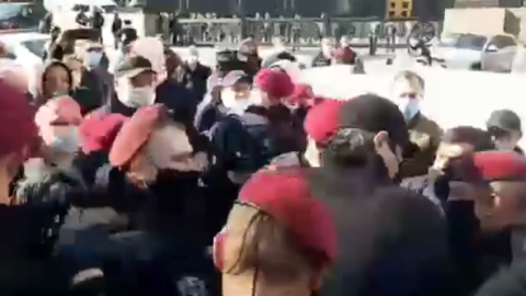 Протестують під Кабміном. Скріншот відео.