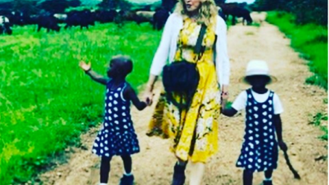 Мадонна с приемными дочками. Фото: instagram.com/madonna