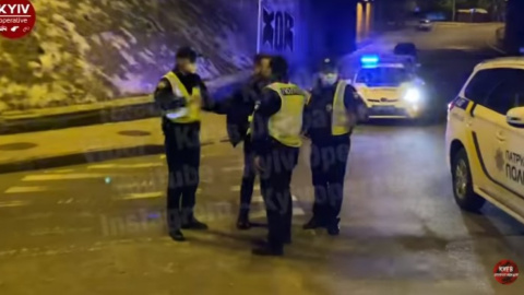 Напад Слончака на поліцейського. Скріншот відео "Київ Оперативний"