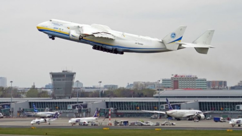 Украинский самолет-гигант Мрия перевез самый большой объем груза. Фото: twitter.com/ChopinAirport