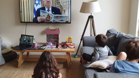 Президент Ізраїлю читає онлайн-казки дітям.Фото: facebook/ReuvenRivlin