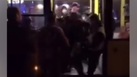 Видео дня: в Киеве полиция выкидывает силой из троллейбуса "лишних" пассажиров