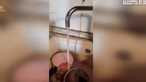 Вино из кранов. Скришот видео Gazzetta di Modena