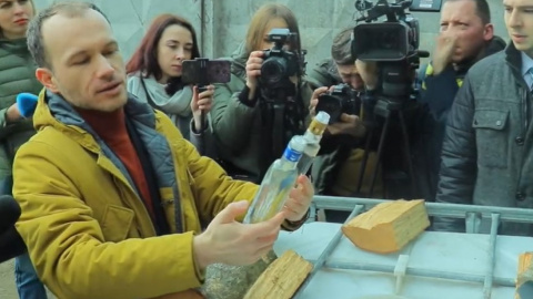 Знищення алкоголю . Скріншот відео Мін'юст