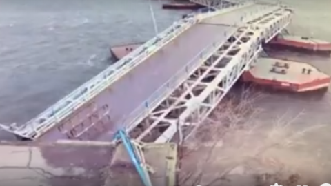 В Николаеве из-за сильного ветра обрушилась часть пешеходного моста через Ингул