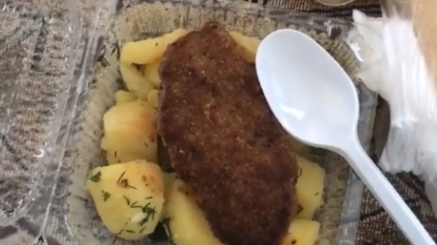Завтрак эвакуированных из Уханя украинцев.Скриншот: instagram.com/prostoaleksa