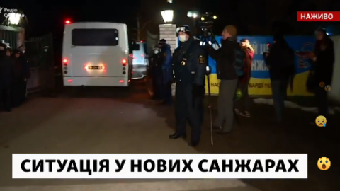 У медцентр "Нові Санжари" приїхали автобуси з евакуйованими з Уханя українцями