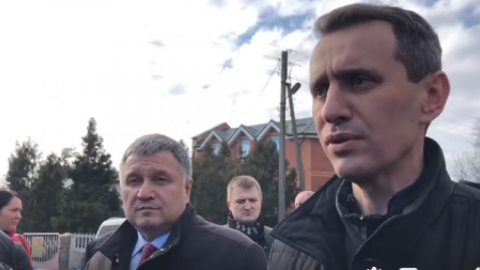 Заступник глави МОЗ переконує жителів Нових Санжар, що їм нічого не загрожує