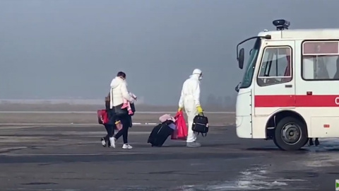 З літака вийшли всі евакуйовані з Уханя українці та іноземці