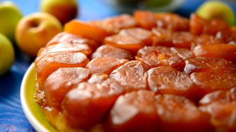 Яблочный пирог. Скриншот: YouTube/CookingTime